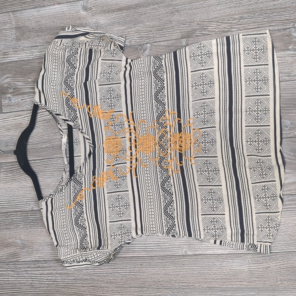 5/$25 Solitaire Boxy Aztec Print Embroidered Top S